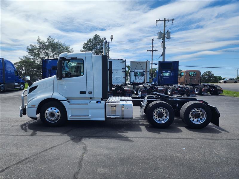 2023 Volvo VOLVO VNR64T DAY CAB