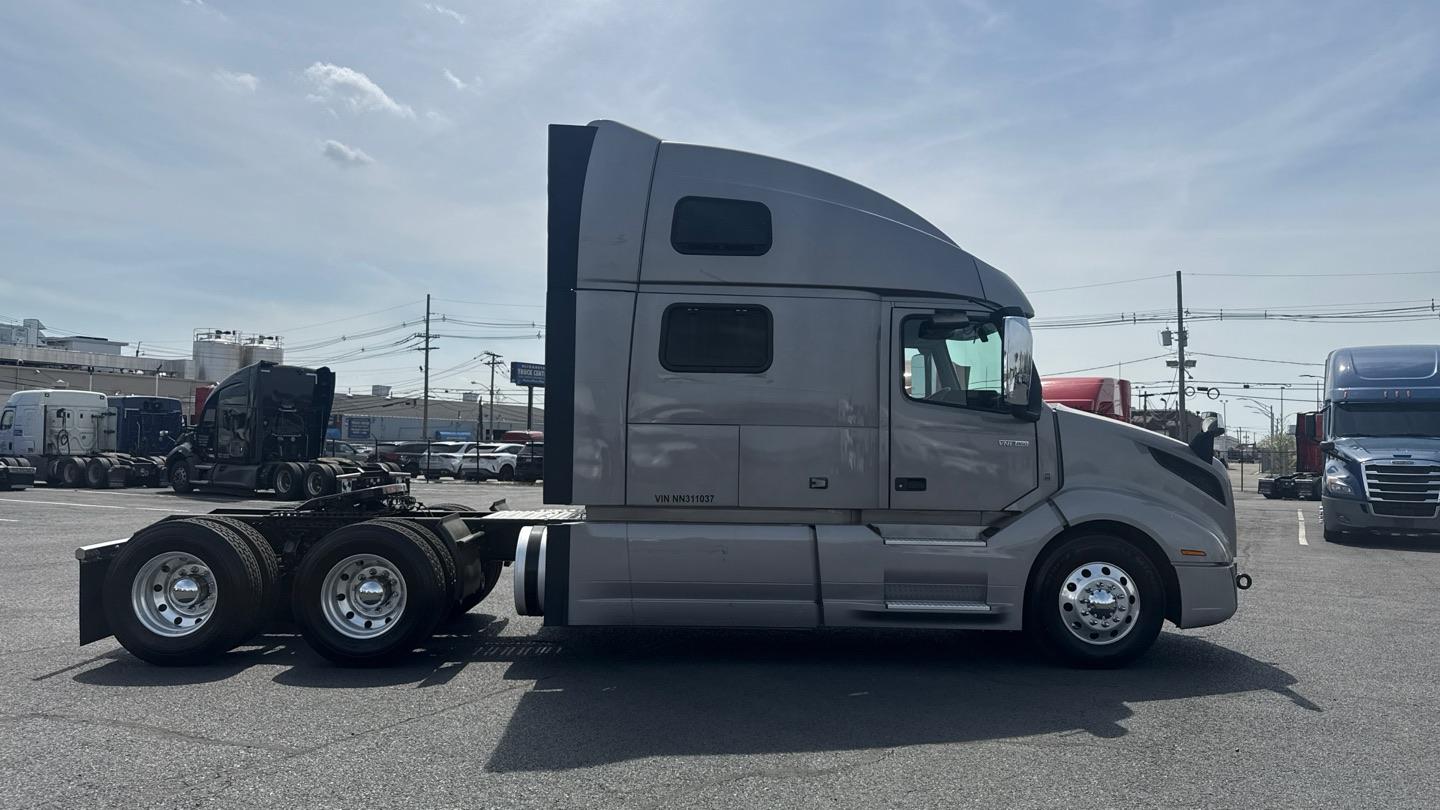 2022 Volvo VNL 860