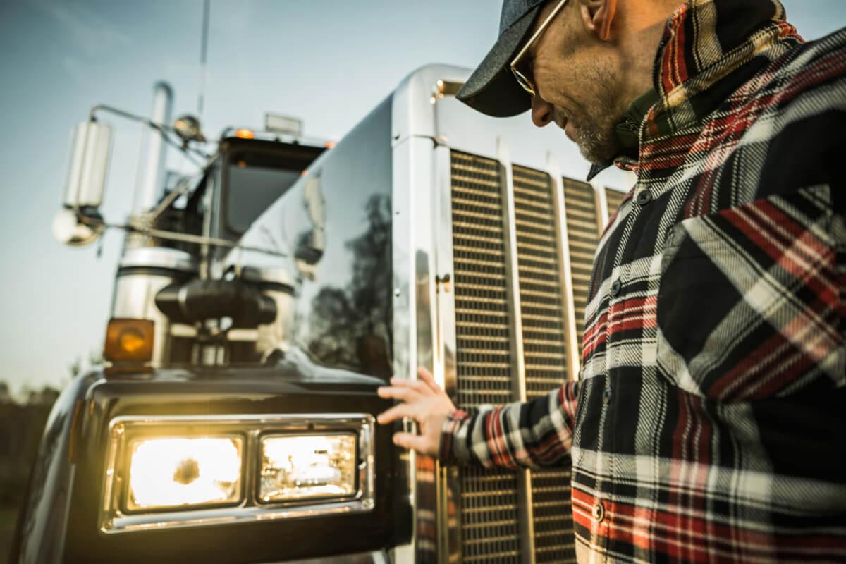 7 Things to Look for When Buying a Used Semi Truck Cover Image