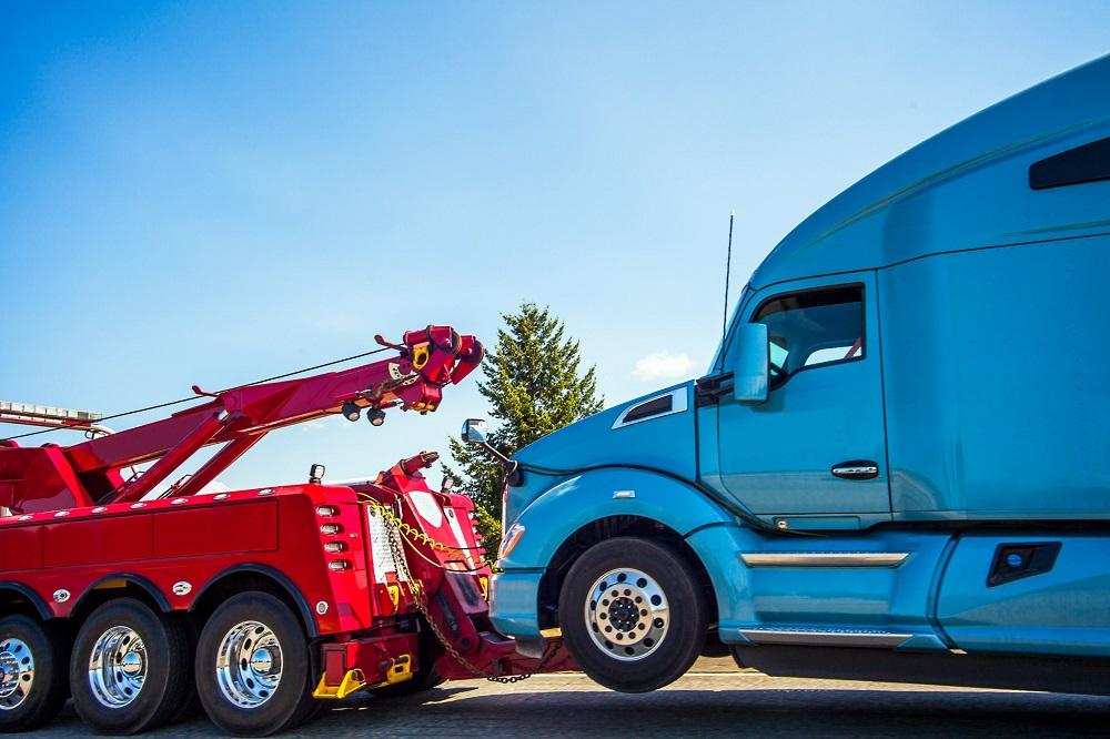 Best Roadside Assistance Programs for Trucks Cover Image