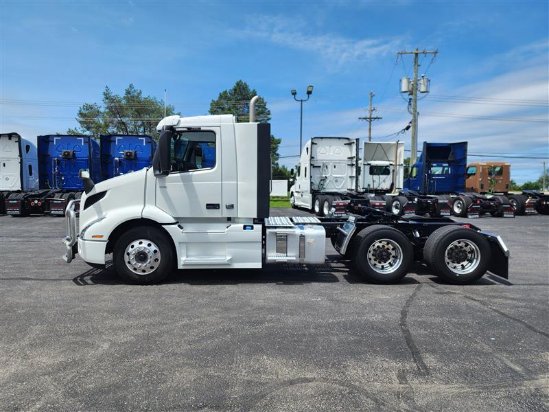 2023 Volvo VOLVO VNR64T DAY CAB